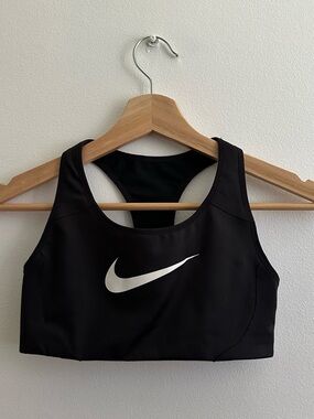 Nike Dri-fit XS top + 1 x Nike Sports Bra (Includes 2 items)